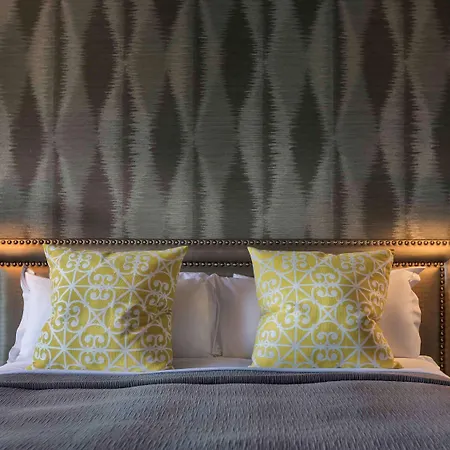 Hotel St Moritz Queenstown - MGallery by Sofitel Exterior foto A bed with a headboard